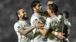 Abraço entre Scarpa e Hulk marcou a comemoração do gol que classificou o Atlético para a final da Copa do Brasil de 2024 (foto: Pedro Souza / Atlético)