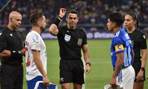 Árbitro de Cruzeiro e Bahia, pelo Brasileiro (foto: Ramon Lisboa/EM D.A Press)