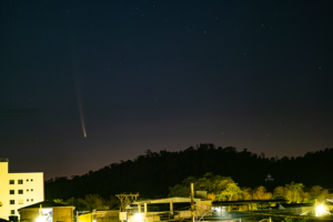 Fotógrafo Fabricianense Capta imagem incrível do Cometa do Século da varanda de sua casa no Amaro Lanari