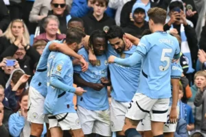 Jogadores do Manchester City comemoram gol de Doku (foto: Oli SCARFF / AFP))