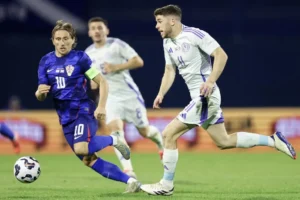 Modric em ação durante duelo entre Croácia e Escócia (foto: Damir Sencar/AFP)