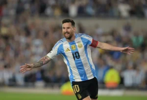 Messi marcou três gols e deu duas assistências (foto: JUAN MABROMATA / AFP)