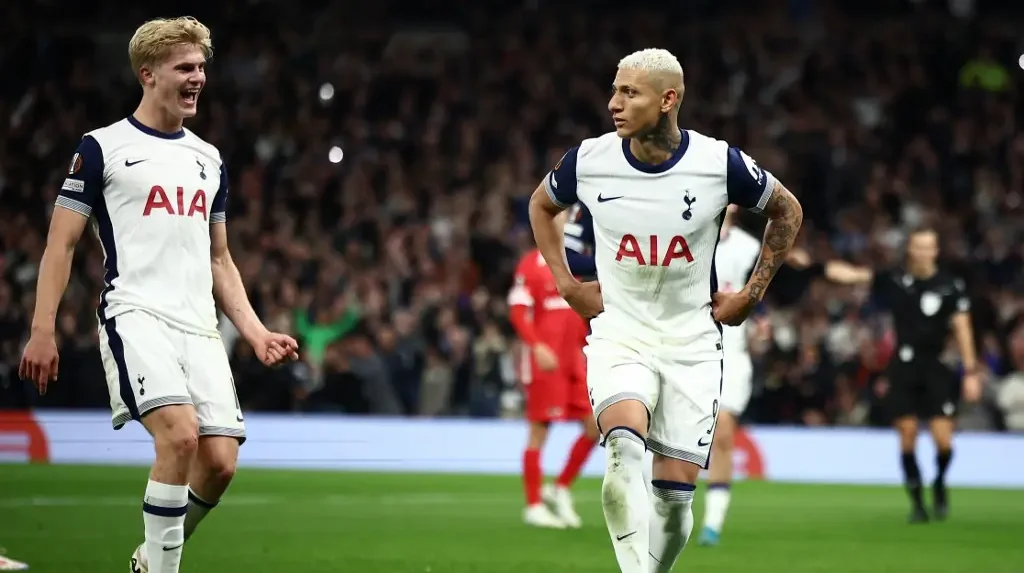 Richarlison marcou o gol do Tottenham (foto: HENRY NICHOLLS / AFP)