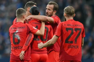 Jogadores do Bayern de Munique comemorando a vitória em cima do Bochum (foto: INA FASSBENDER/AFP)