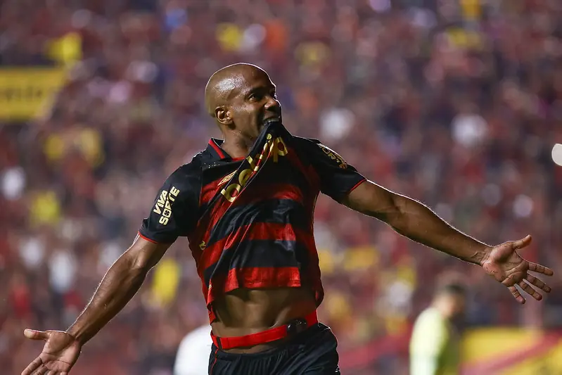 Jogador do Sport comemorando gol (foto: Paulo Paiva/ Sport Recife)