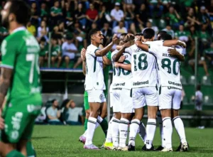 Jogadores do Goiás comemorando (foto: @rodriguesrosiron | Goiás EC)