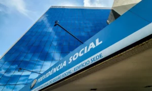 INSS começa a pagar benefícios acima do mínimo nesta terça