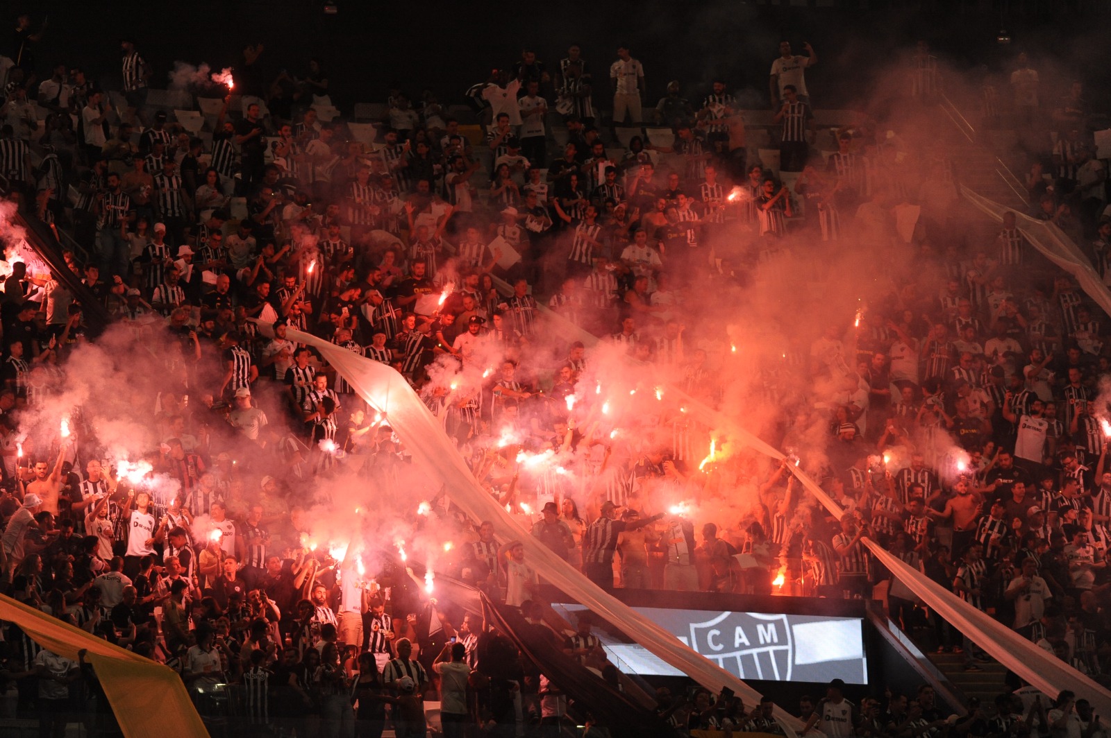 Torcedores do Atlético na Arena MRV antes de duelo contra o Fluminense pela Libertadores (foto: Alexandre Guzanshe/EM/D.A Press)