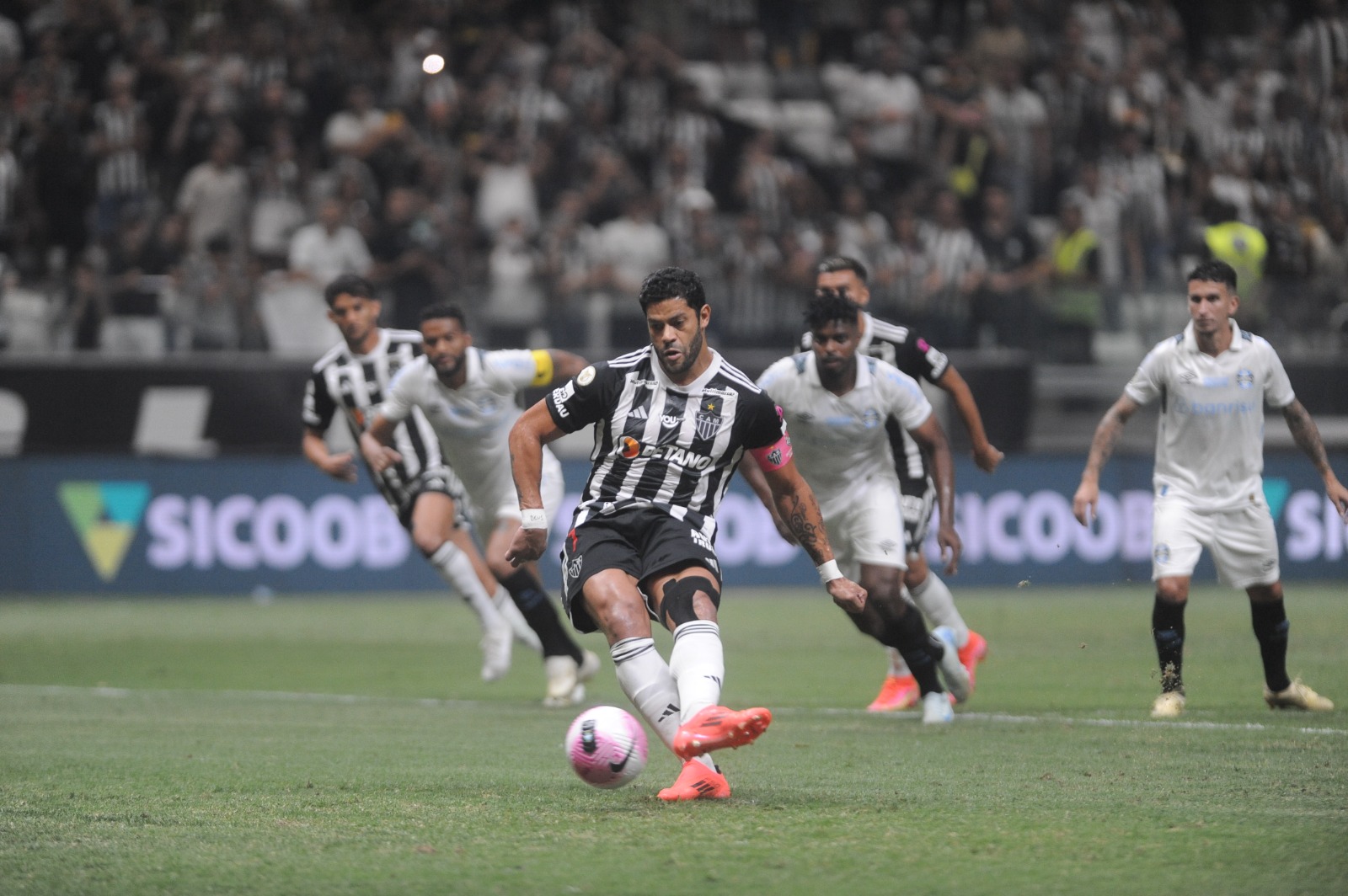 Lance do pênalti de Hulk no duelo entre Atlético e Grêmio na Arena MRV (foto: Alexandre Guzanshe/EM/D.A Press)