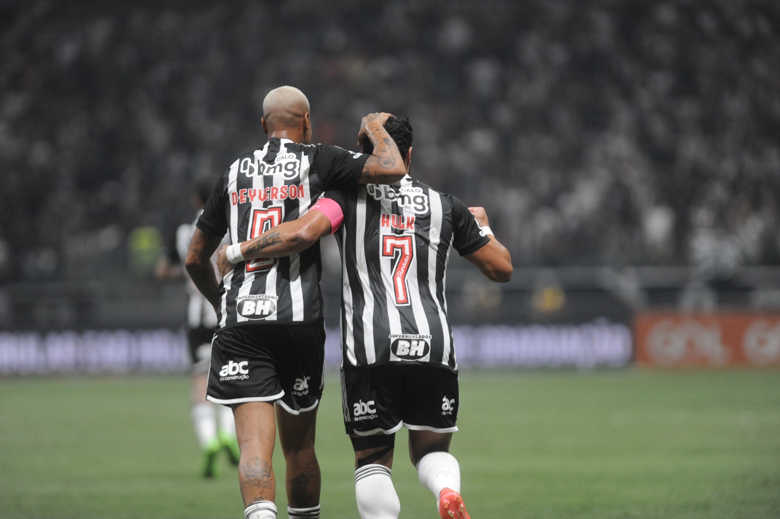 Deyverson e Hulk em comemoração de gol pelo Atlético diante do Grêmio na Arena MRV (foto: Alexandre Guzanshe/EM/D.A Press)