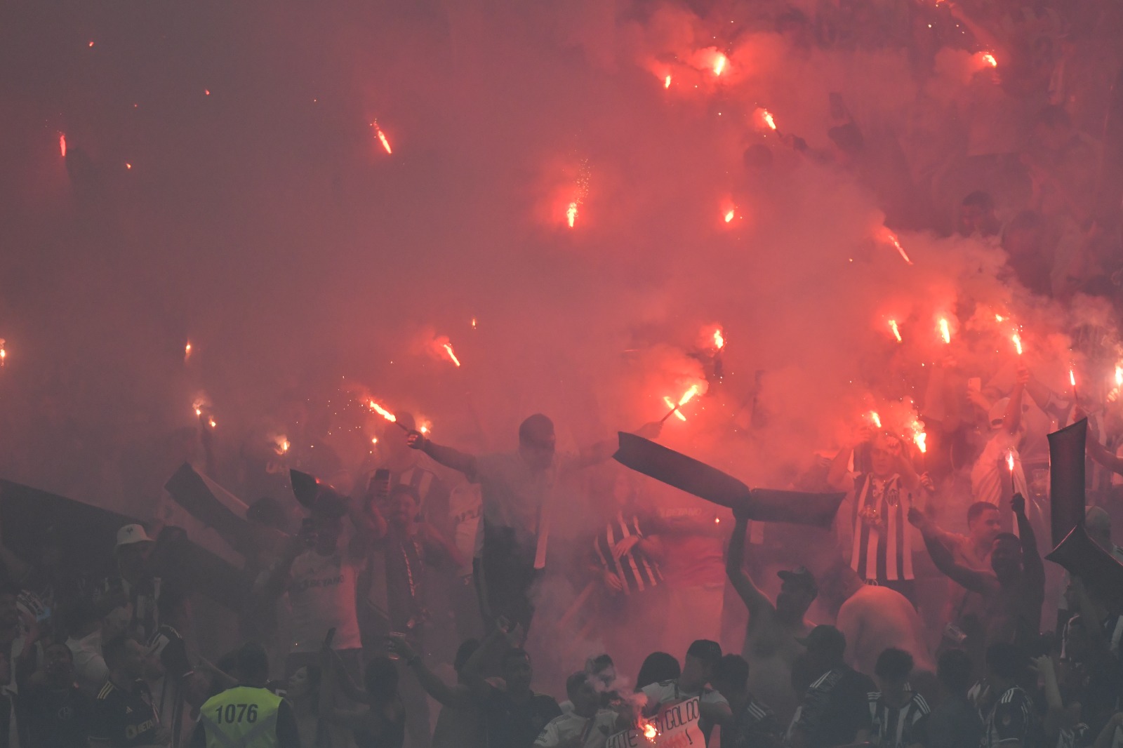 Festa da torcida do Atlético com sinalizadores diante do River Plate (foto: Alexandre Guzanshe/EM/D.A Press)