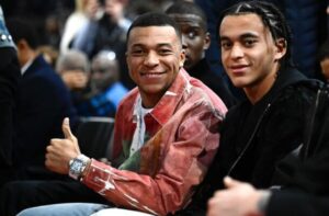 Kylian Mbappé (à esquerda), atacante do PSG, ao lado do irmão mais novo Ethan Mbappé (à direita), meia do Lille (foto: Franck Fife/AFP via Getty Images)