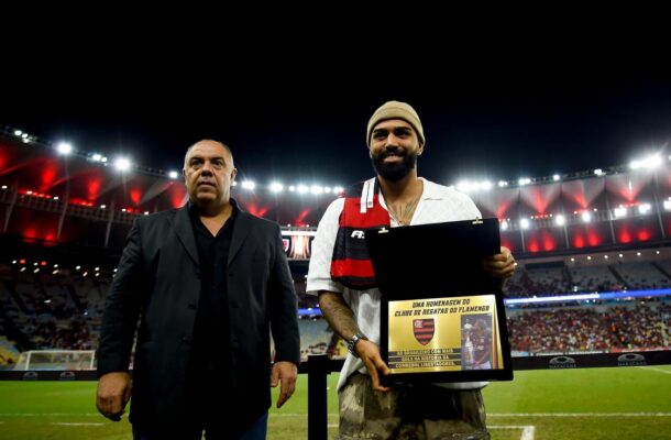 Gabigol recebe placa do Flamengo (foto: Marcelo Cortes/CRF)