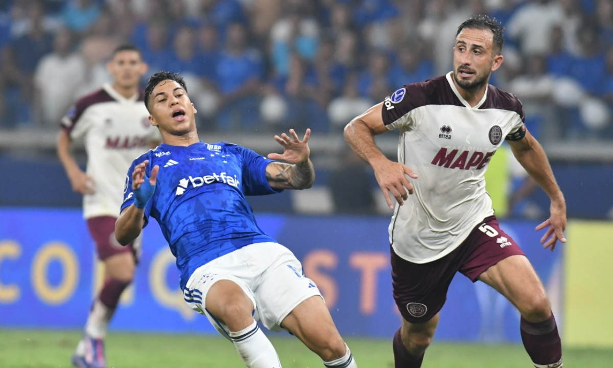 Jogador do Lanús, sobre lance do jogo com Cruzeiro: ‘Contra tudo e contra todos’