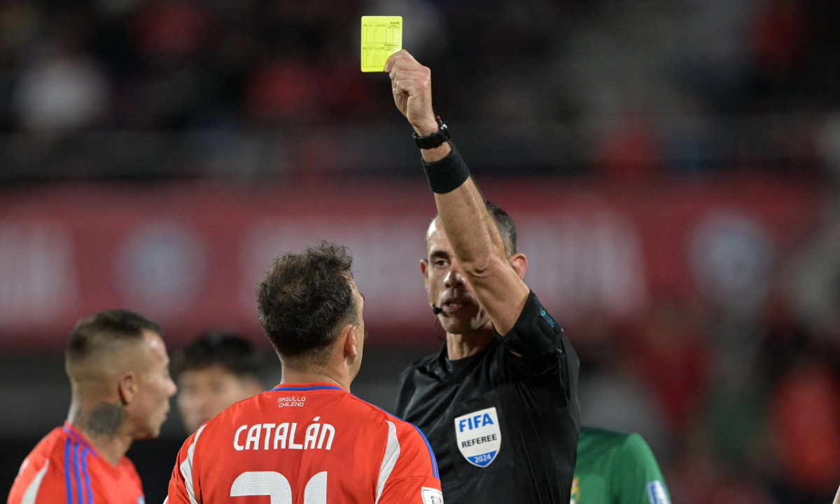 Juan Benítez em jogo das Eliminatórias (foto: RODRIGO ARANGUA/AFP)