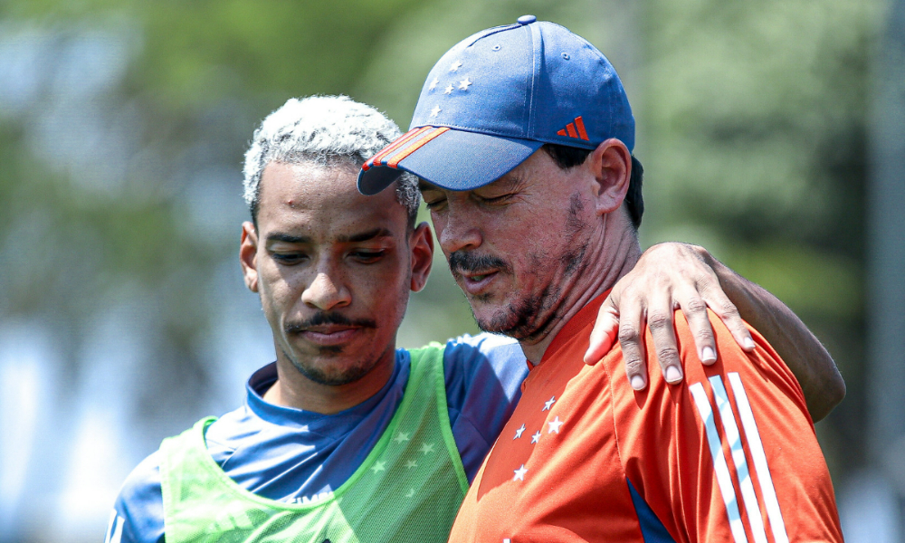 Matheus Pereira em conversa com Fernando Diniz (foto: Gustavo Martins/Cruzeiro)