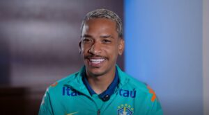 Matheus Pereira usa item do Cruzeiro em apresentação à Seleção Brasileira