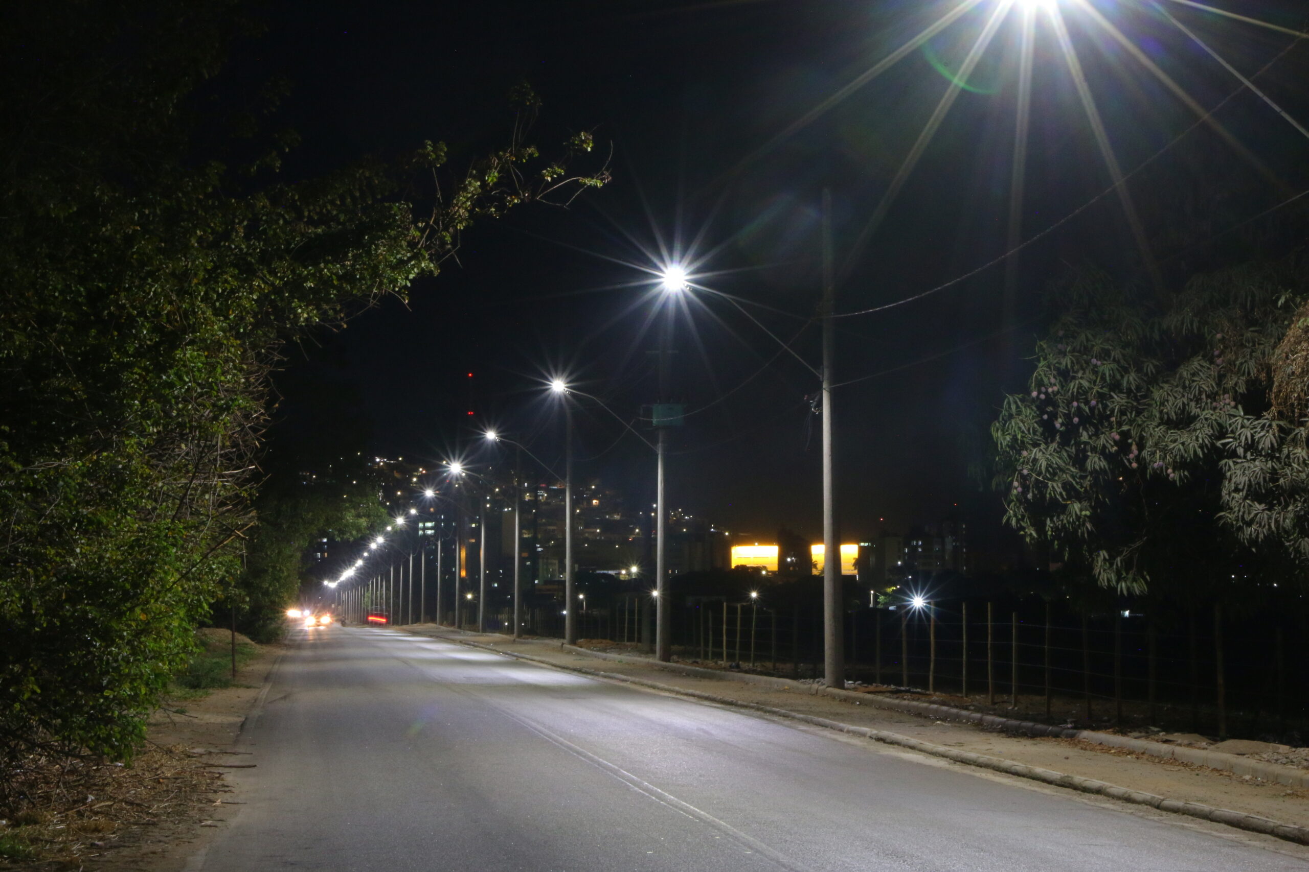 Trecho entre túnel do Santa Terezinha e acesso BR-381 recebe iluminação de LED