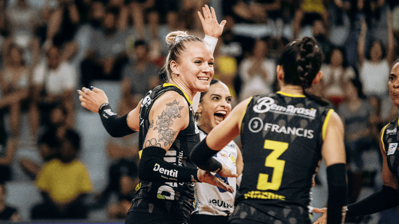 Payton Caffrey, ponteira do Praia Clube, comemorando ponto diante do Brasília, pela segunda rodada da Superliga Feminina de Vôlei (foto: Eliezer Esportes/Praia Clube)