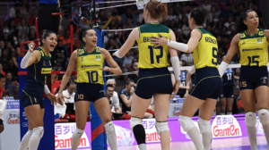 Jogadoras de vôlei da Seleção Brasileira Feminina (foto: Lillian Suwanrumpha/AFP)