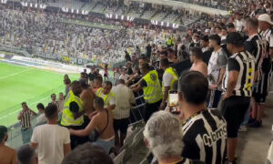 Vídeo: torcedores do Atlético trocam socos e arremessam grade na Arena MRV