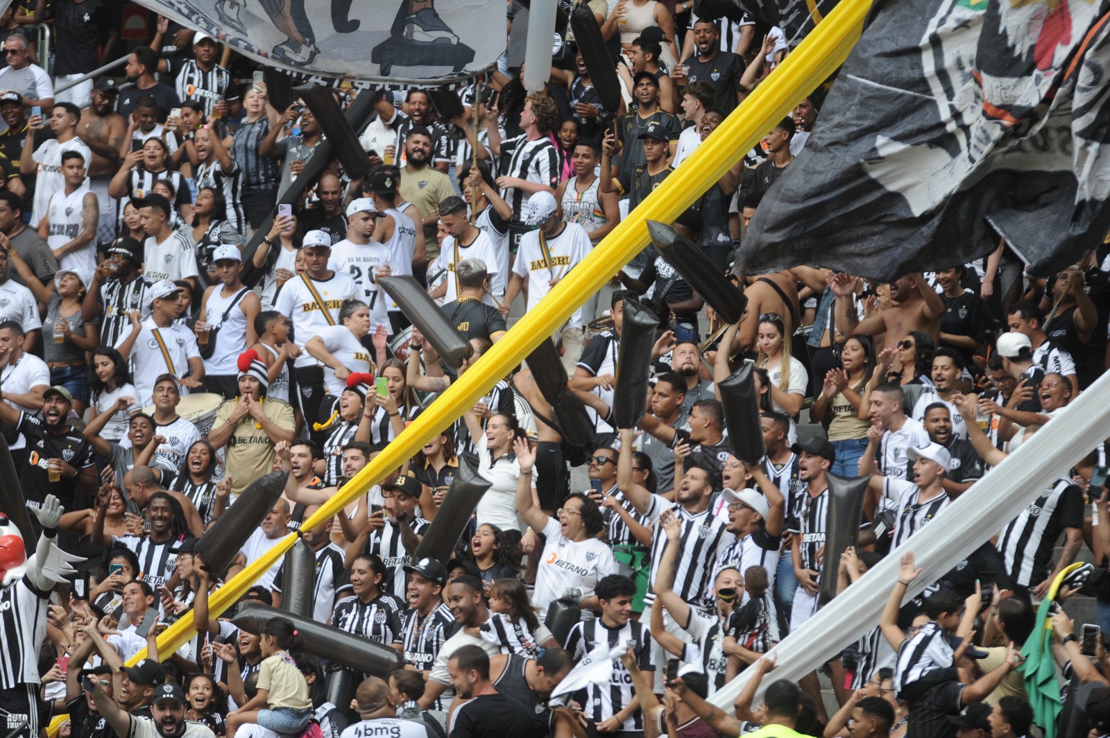 Torcida do Atlético na Arena MRV durante duelo contra o Ipatinga pelo Campeonato Mineiro (foto: Alexandre Guzanshe/EM/D.A Press)