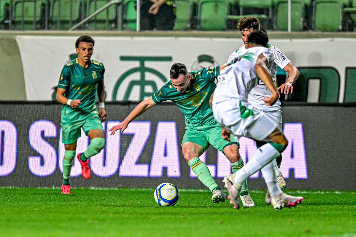 Lance de jogo entre América e Coritiba (foto: Mourão Panda  / América)