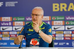 Dorival Júnior, técnico do Brasil, gesticula com as mãos durante entrevista coletiva (foto: Rafael Ribeiro/CBF)