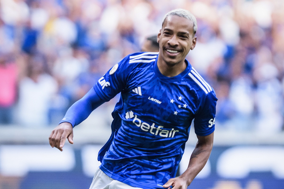 Matheus Pereira com a camisa do Cruzeiro (foto: Gustavo Aleixo/Cruzeiro)