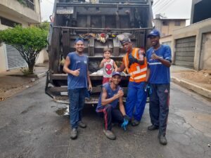 Coletores de Lixo de Timóteo Distribuem Brinquedos e Guloseimas no Dia das Crianças