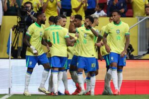 Jogadores do Brasil comemorando gol contra o Peru nas Eliminatórias (foto: Rafael Ribeiro/CBF)