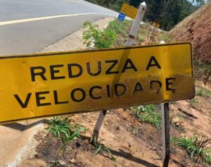 Vandalismo na sinalização da LMG-760: O crime causa insegurança e risco de acidentes