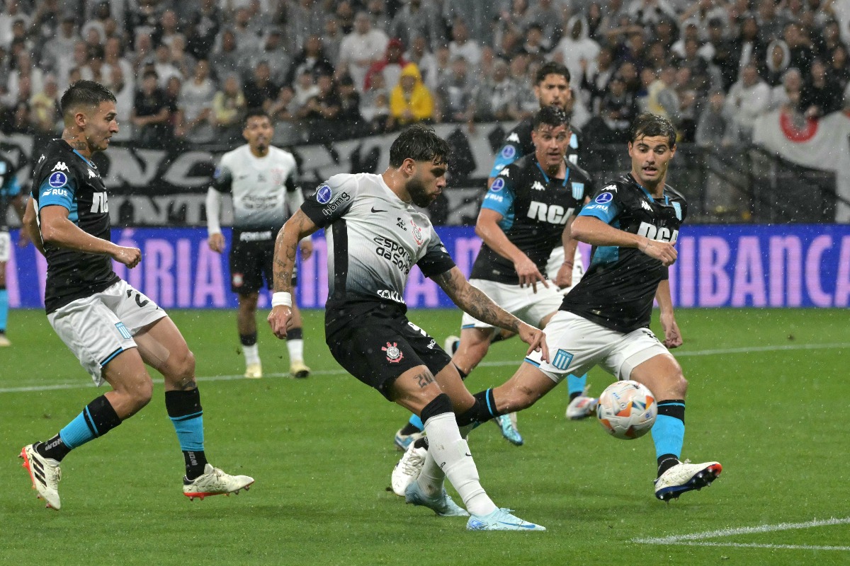 Lance do jogo entre Corinthians e Racing (foto: NELSON ALMEIDA / AFP)