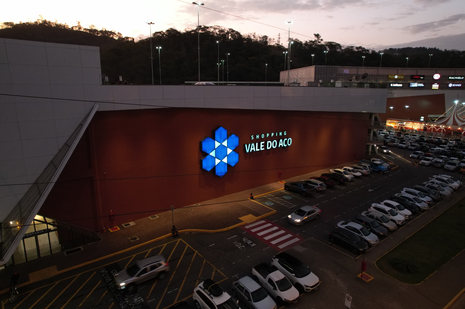 Shopping Vale do Aço e Sindcomércio promovem ação de conscientização e apoio ao Outubro Rosa com o Café Rosa