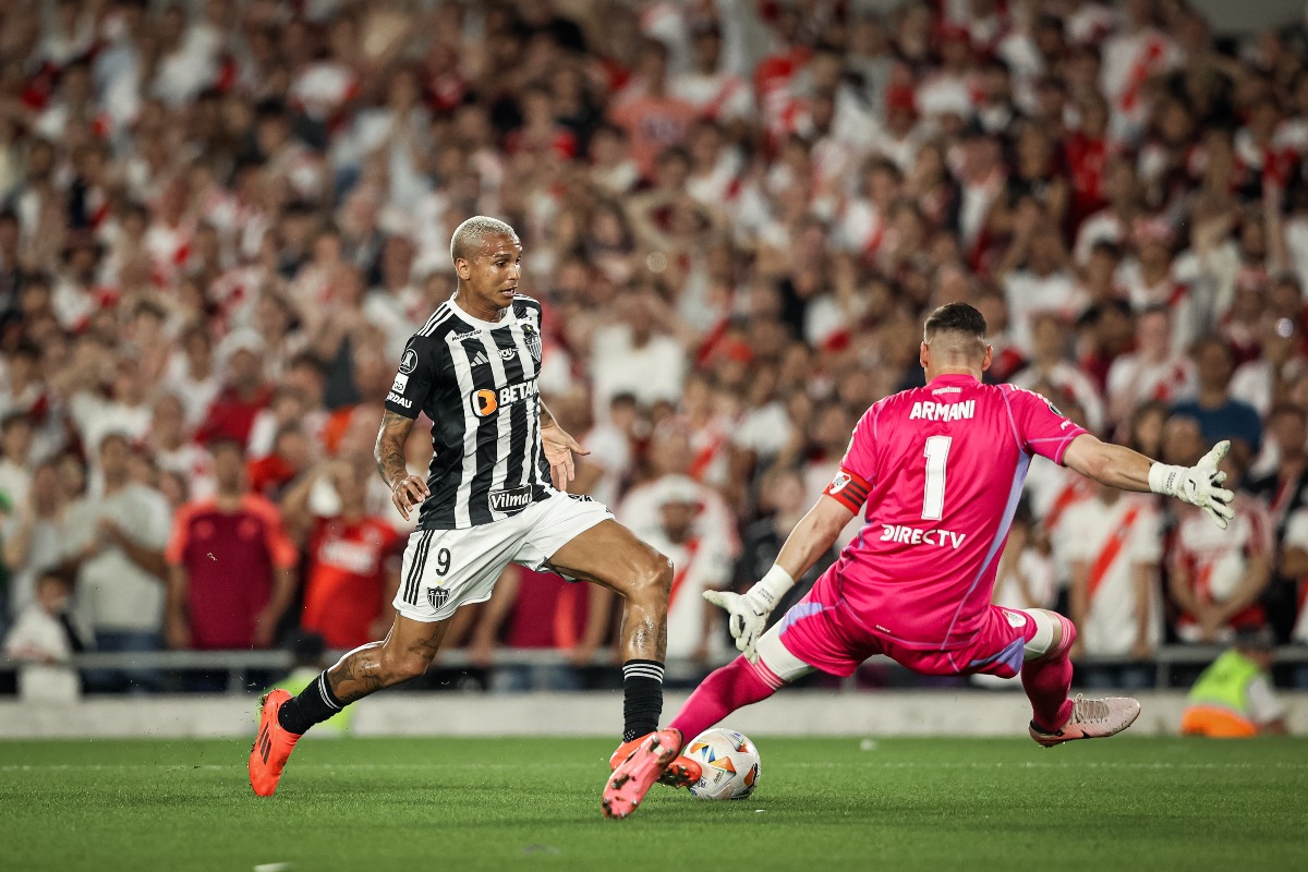 Deyverson na frente do goleiro Armani (foto: Pedro Souza/Atlético)