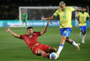 Alan Franco dá carrinho em Guilherme Arana durante duelo entre Equador e Brasil pelas Eliminatórias para a Copa do Mundo de 2026 (foto: Albari Rosa/AFP)