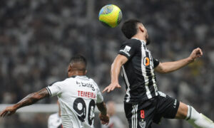 Alonso em disputa de bola durantes Atlético x Vasco (foto: Alexandre Guzanshe/EM/DA.Press)