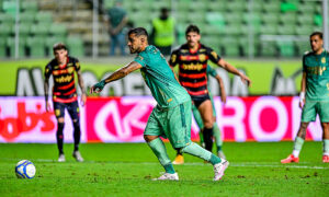 Brenner fez o segundo gol do América em cobrança de pênalti (foto: Mourão Panda/América)