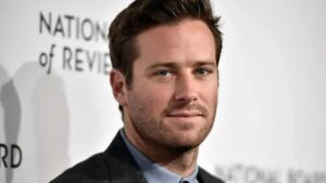 Armie Hammer anuncia podcast e ironiza acusações de canibalismo