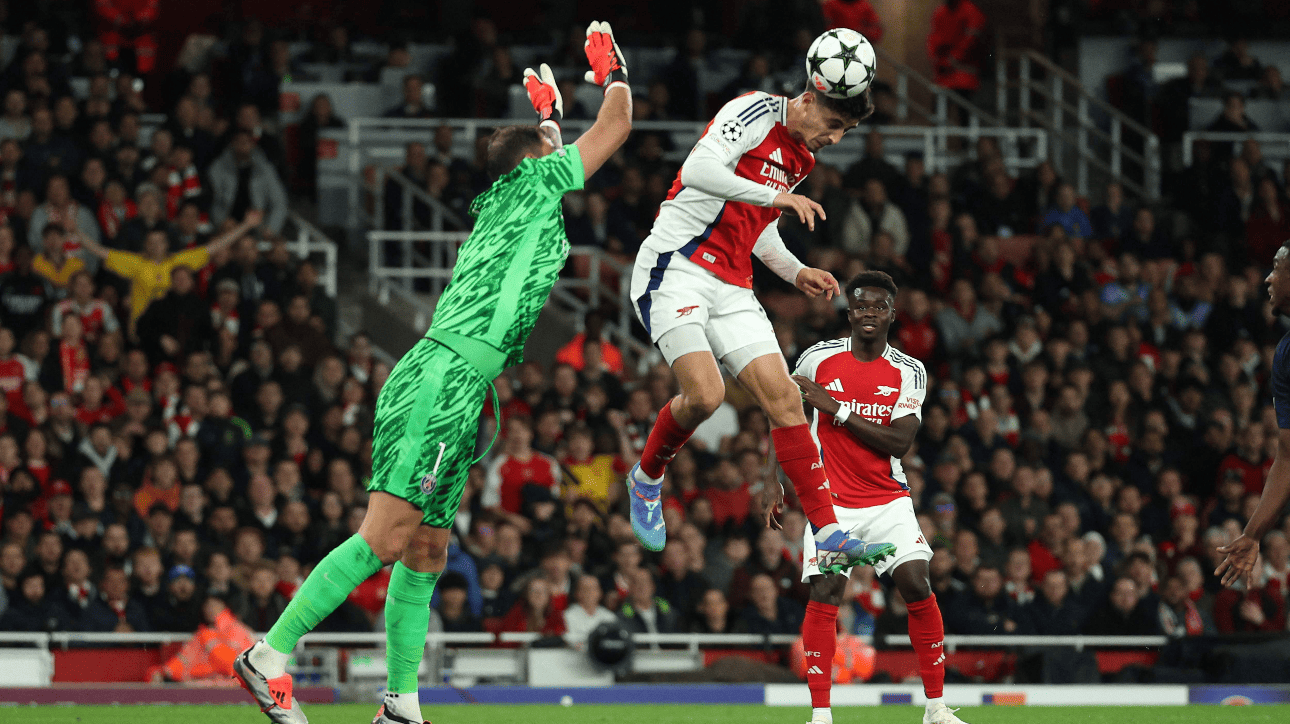 Jogadores de Arsenal e PSG, pela Champions (foto: Adrian Dennis/AFP)