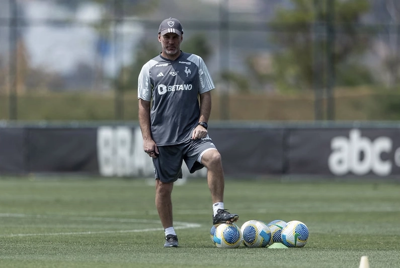 Atlético: Milito explica mudança no meio de campo da equipe para partida contra o River