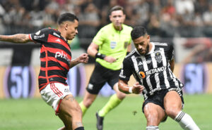 Hulk aplica drible em Allan durante duelo entre Atlético e Flamengo na Arena MRV (foto: Ramon Lisboa/EM/D.A Press)