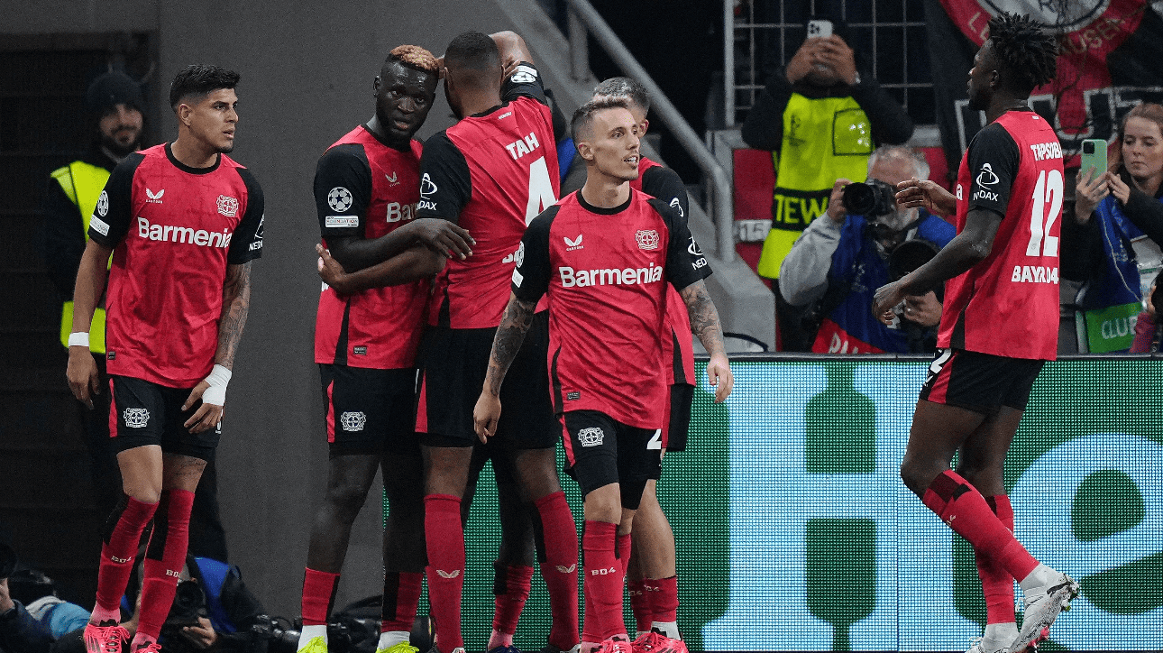 Jogadores do bayer Leverkusen comemorando gol sobre Milan, pela Champions League (foto: Paul Barrena/AFP)