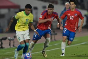 Lance do jogo entre Chile e Brasil pelas Eliminatórias (foto: Rodrigo Arangua/AFP)