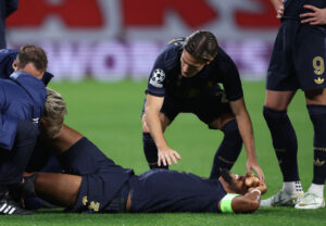 Bremer sofreu a lesão no joelho esquerdo em vitória da Juventus na Liga dos Campeões (foto: RONNY HARTMANN/AFP)