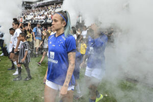 Zagueira Vitória Calhau entra no gramado da Neo Química Arena (foto: Staff Images/Cruzeiro)