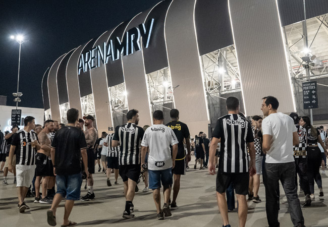 Torcedores do Atlético na entrada da Arena MRV (foto:  Daniela Veiga / Atlético)