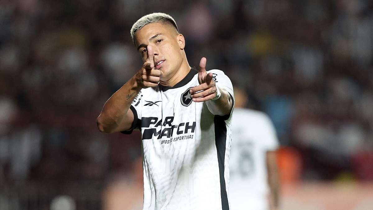 Cria do América, atacante Carlos Alberto comemora gol pelo Botafogo no Brasileiro de 2024 (foto: Vítor Silva/Botafogo)