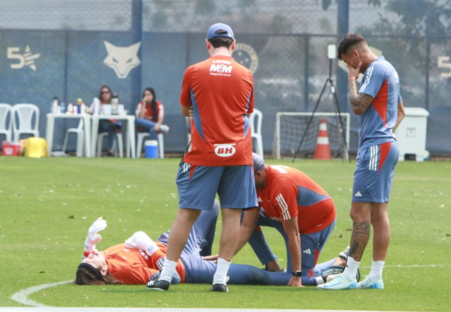 Com dores, Cássio recebe atendimento médico em treino do Cruzeiro nesta quarta-feira (9/10) (foto: Edésio Ferreira/EM/D.A Press)