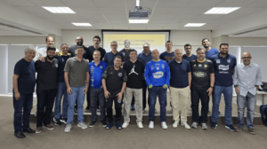 Bernardinho, treinador da Seleção Brasileira Masculina de Vôlei, e técnicos da Superliga Masculina (foto: Divulgação/CBV)